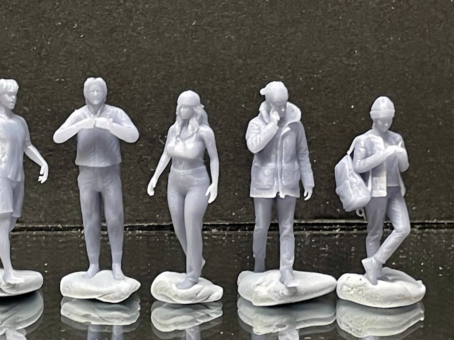 1:64 Miniature Human Figures - Resin / unpainted - great for Dioramas / Hot Wheels - Made in the USA LOT 400 - Miniature 1.10"