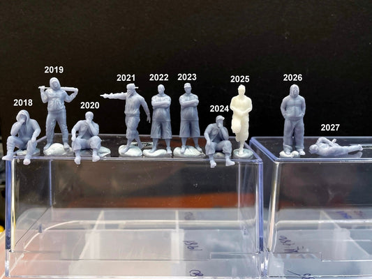 1:64 Miniature Human Figures - Resin / unpainted - great for Dioramas / Hot Wheels - Made in the USA LOT 521 - Miniature 1.10"