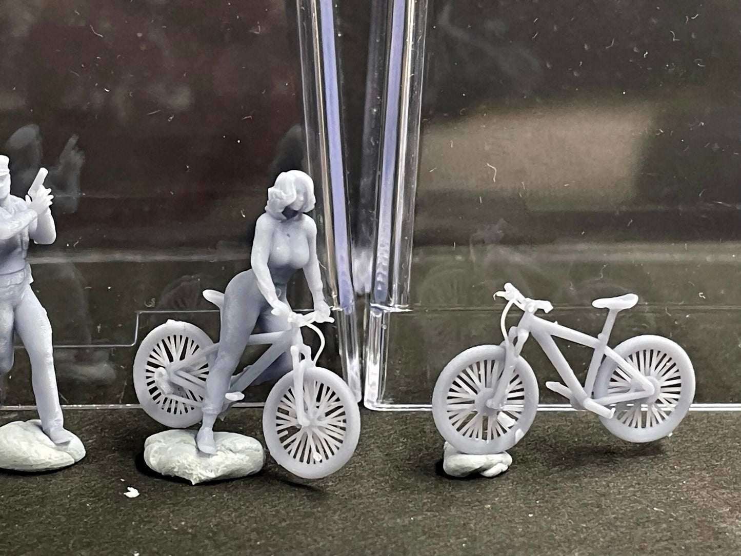 1:64 Miniature Human Figures - Resin / unpainted - great for Dioramas / Hot Wheels - Made in the USA LOT 516-7 - Miniature 1.10"