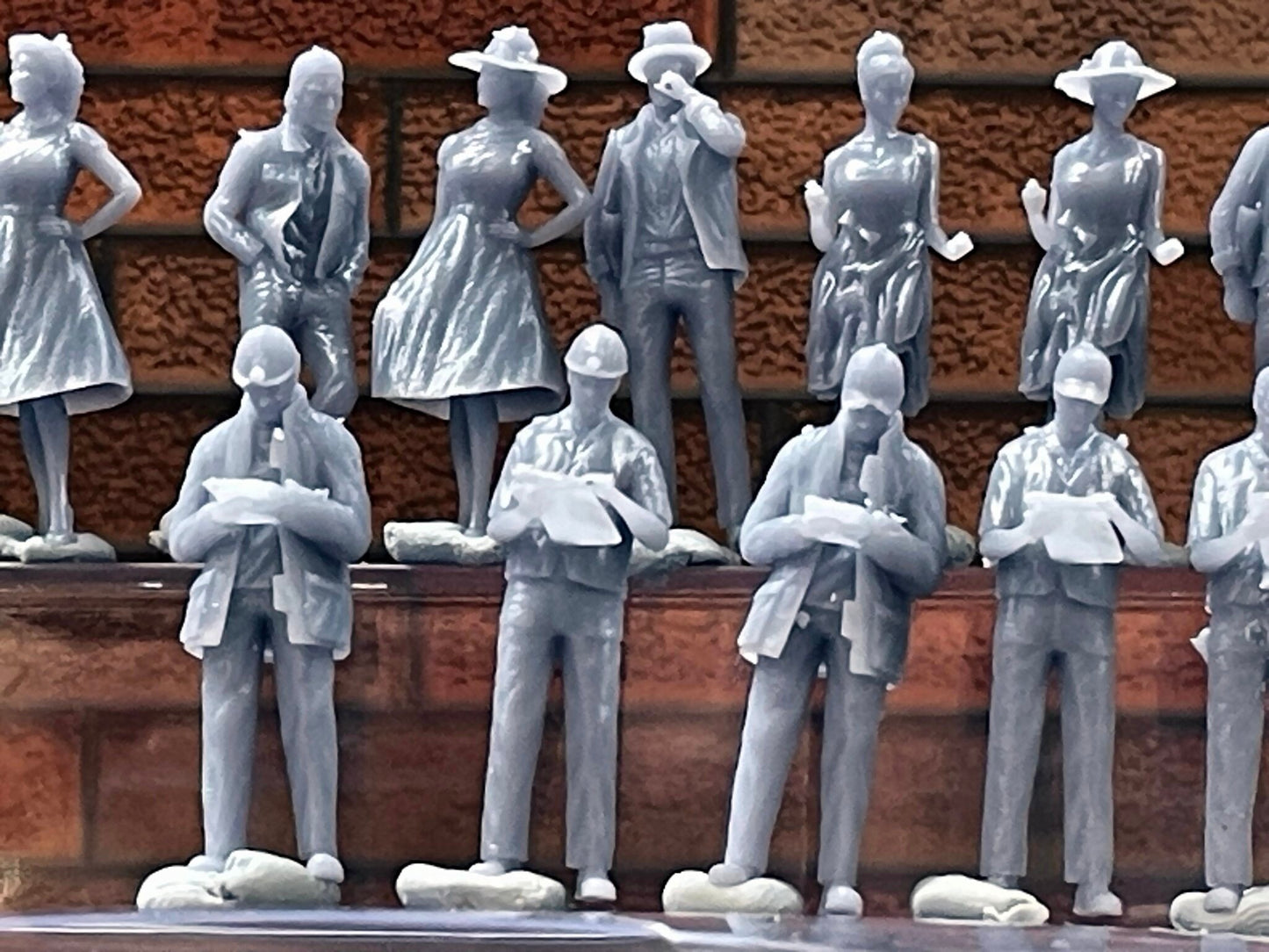 1:64 Miniature Human Figures - Resin / unpainted - great for Dioramas / Hot Wheels - Made in the USA LOT 533 - Miniature 1.10"