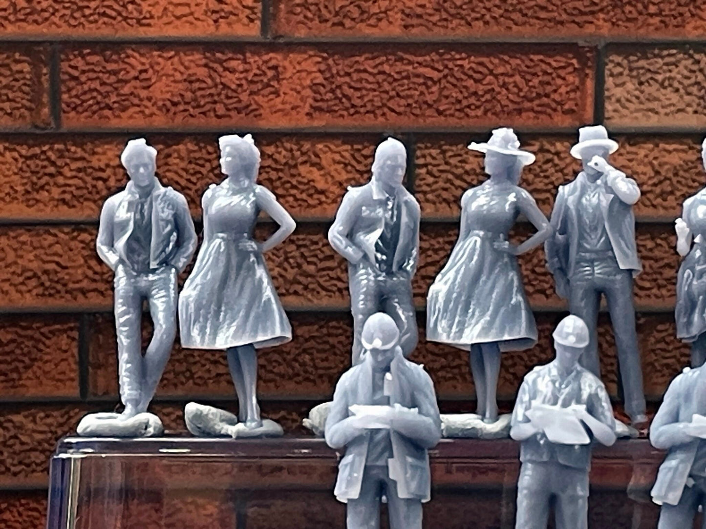 1:64 Miniature Human Figures - Resin / unpainted - great for Dioramas / Hot Wheels - Made in the USA LOT 533 - Miniature 1.10"