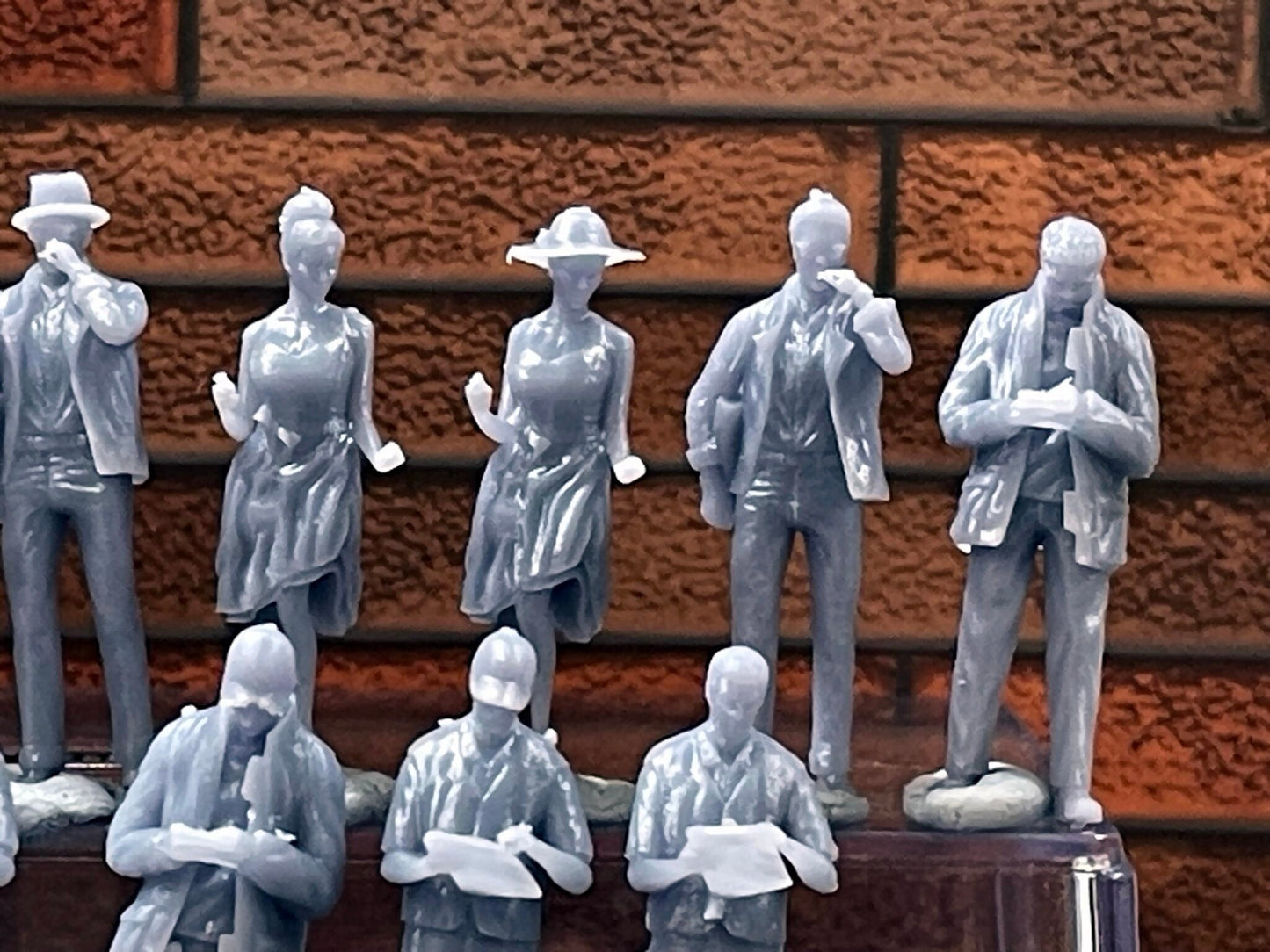 1:64 Miniature Human Figures - Resin / unpainted - great for Dioramas / Hot Wheels - Made in the USA LOT 533 - Miniature 1.10"