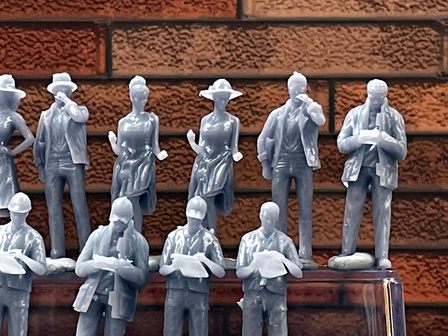 1:64 Miniature Human Figures - Resin / unpainted - great for Dioramas / Hot Wheels - Made in the USA LOT 533 - Miniature 1.10"