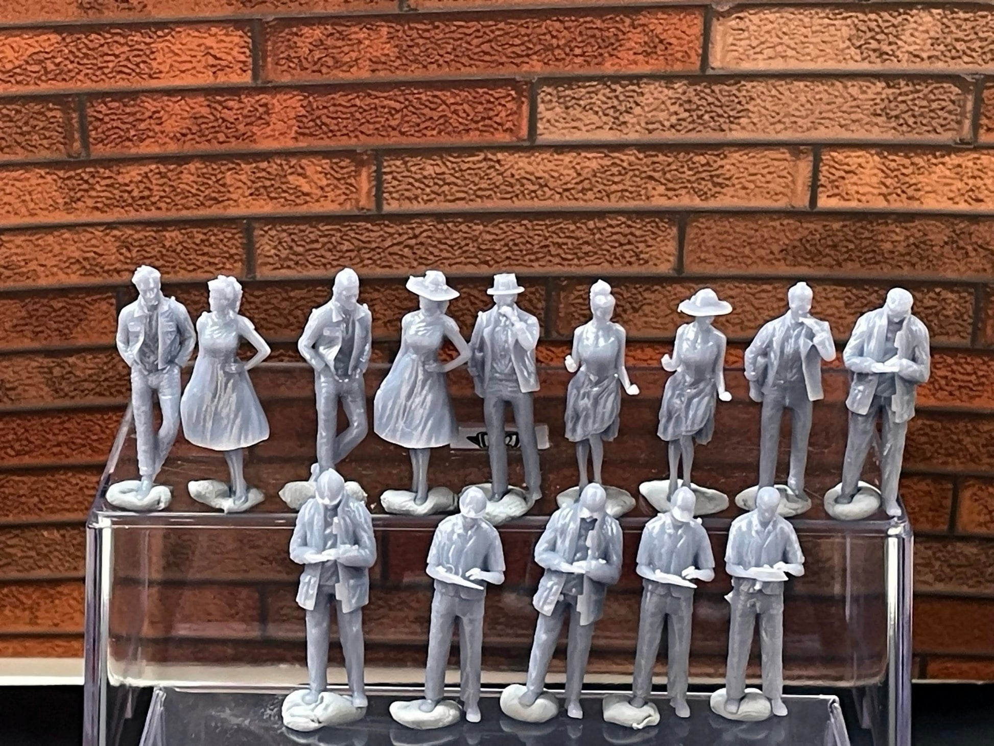 1:64 Miniature Human Figures - Resin / unpainted - great for Dioramas / Hot Wheels - Made in the USA LOT 533 - Miniature 1.10"