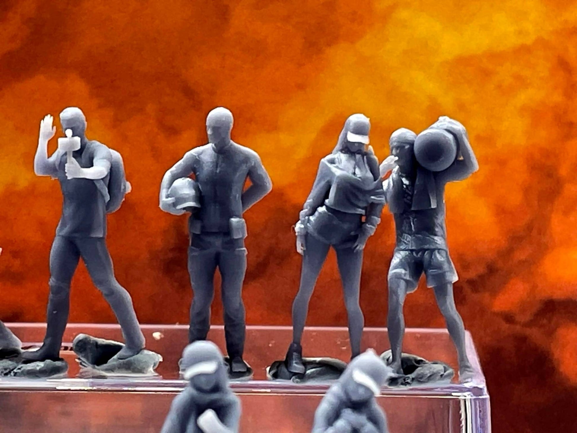 1:64 Miniature Human Figures - Resin / unpainted - great for Dioramas / Hot Wheels - Made in the USA LOT 554 - Miniature 1.10"