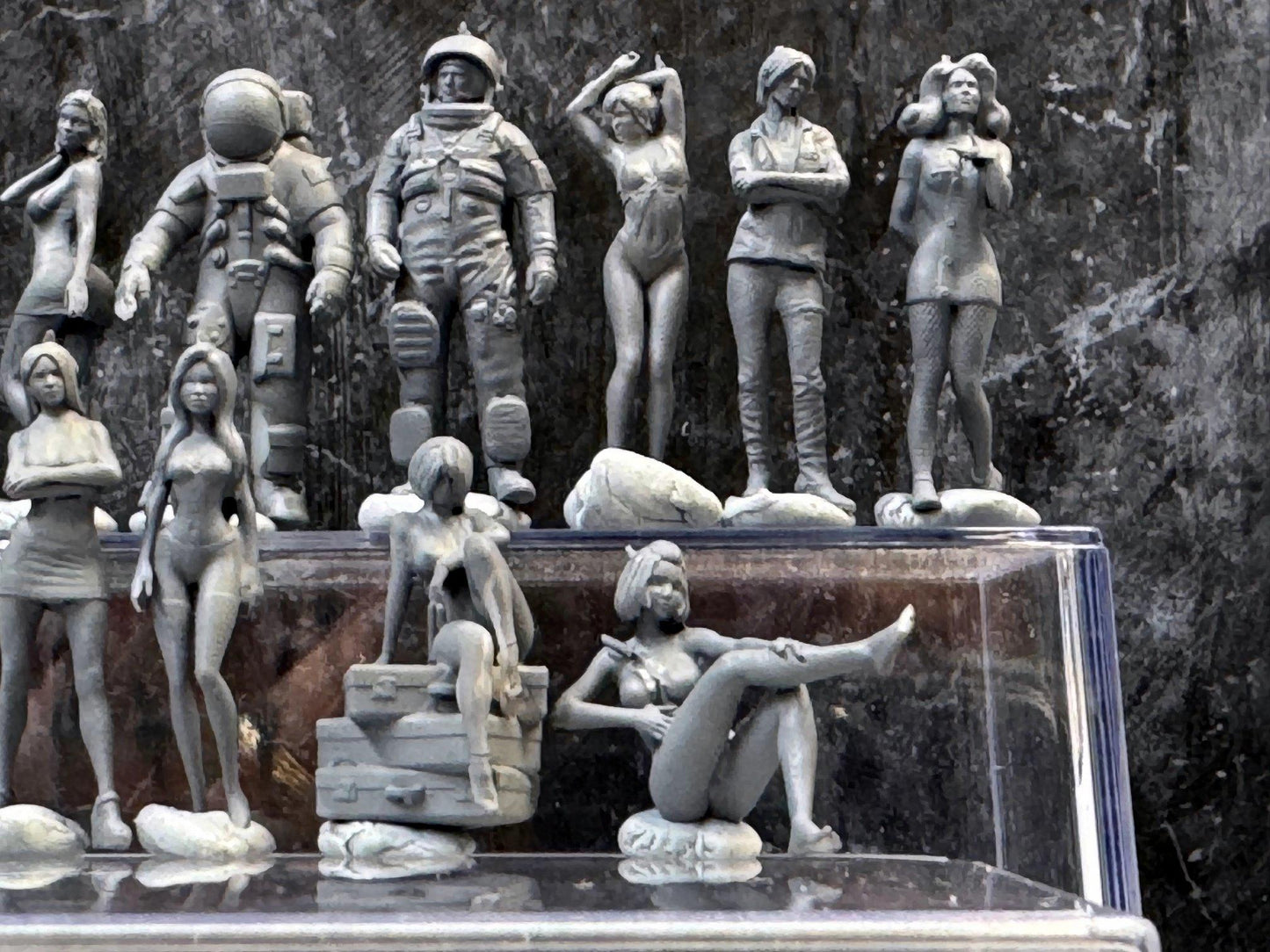 1:64 Miniature Human Figures - Resin / unpainted - great for Dioramas Hot Wheels - Made in the USA LOT 343 - Miniature 1.10