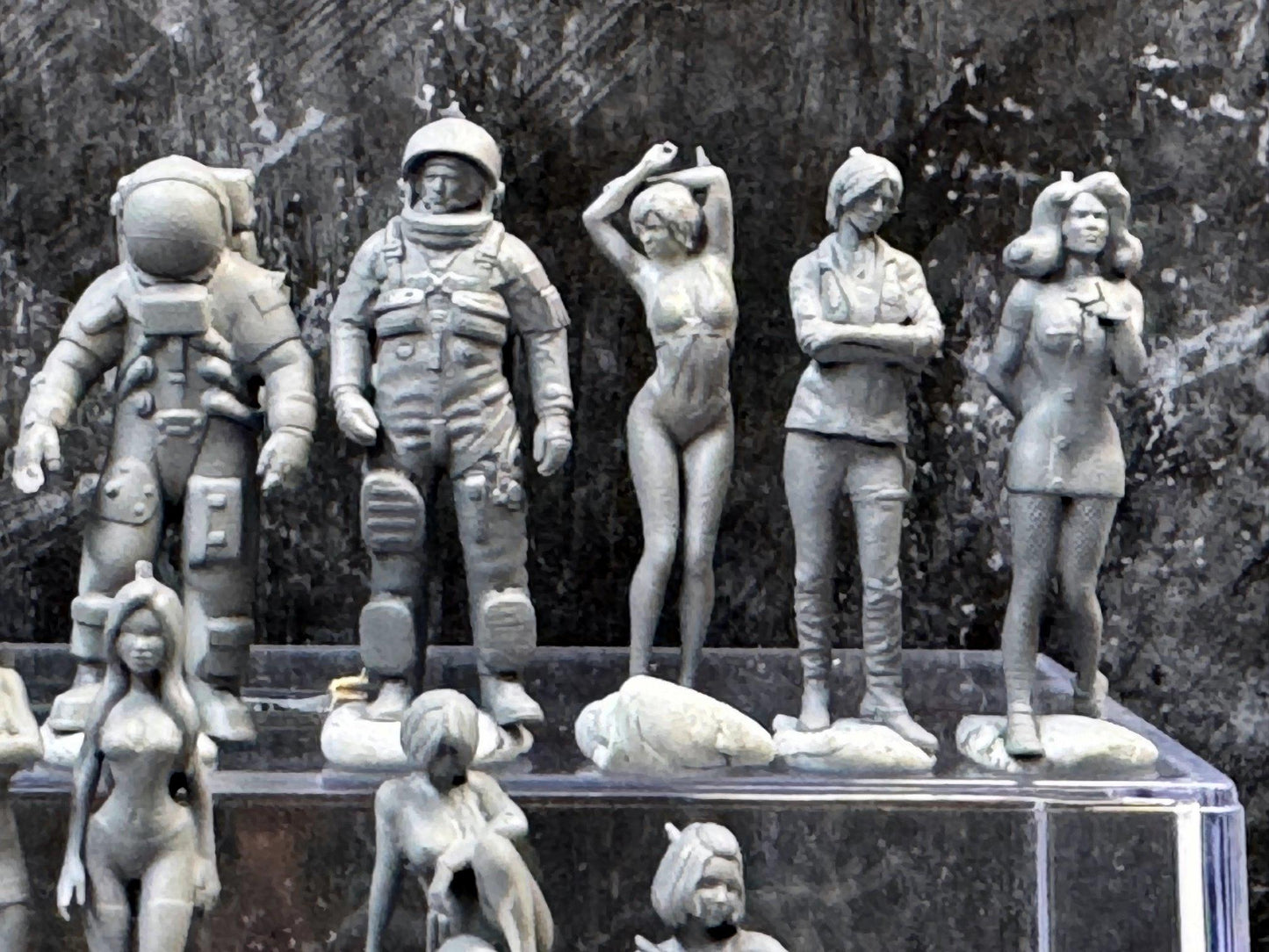 1:64 Miniature Human Figures - Resin / unpainted - great for Dioramas Hot Wheels - Made in the USA LOT 343 - Miniature 1.10