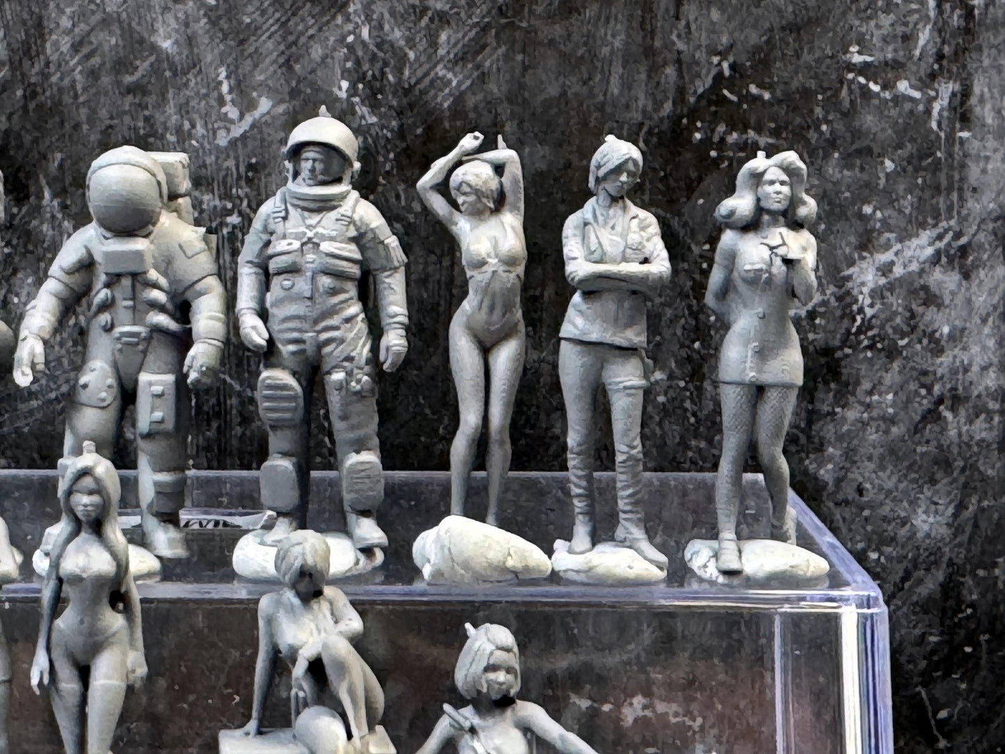 1:64 Miniature Human Figures - Resin / unpainted - great for Dioramas Hot Wheels - Made in the USA LOT 343 - Miniature 1.10
