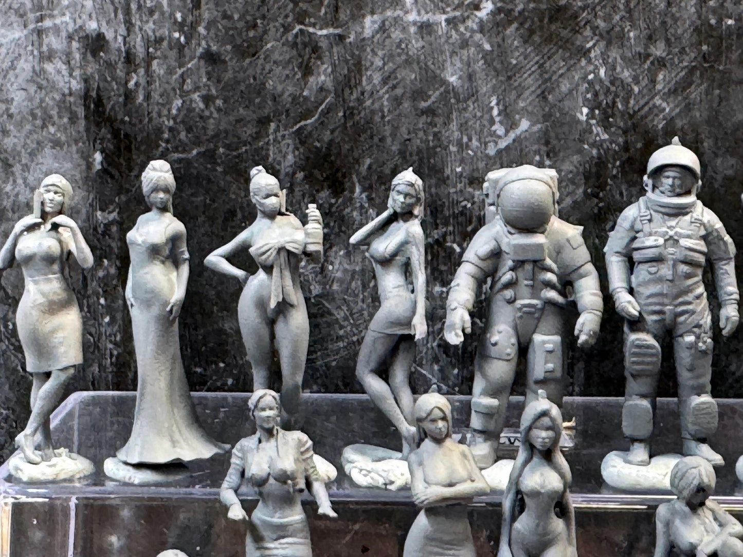 1:64 Miniature Human Figures - Resin / unpainted - great for Dioramas Hot Wheels - Made in the USA LOT 343 - Miniature 1.10