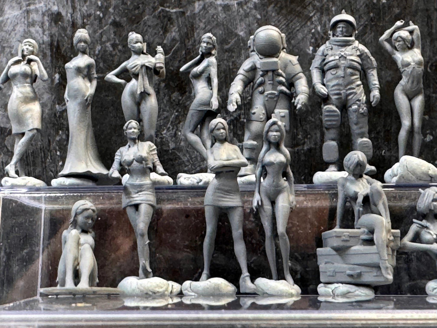 1:64 Miniature Human Figures - Resin / unpainted - great for Dioramas Hot Wheels - Made in the USA LOT 343 - Miniature 1.10