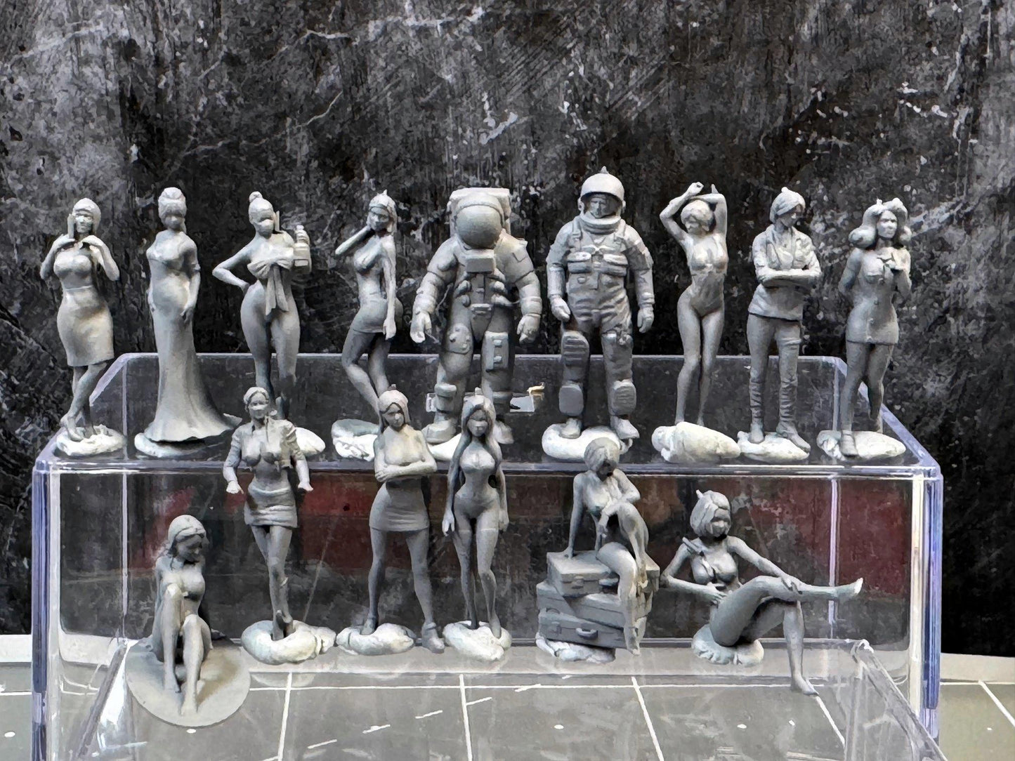 1:64 Miniature Human Figures - Resin / unpainted - great for Dioramas Hot Wheels - Made in the USA LOT 343 - Miniature 1.10
