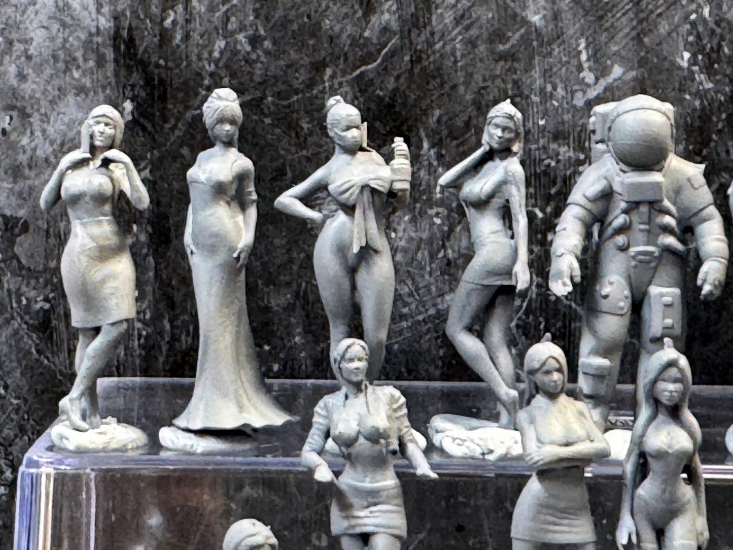 1:64 Miniature Human Figures - Resin / unpainted - great for Dioramas Hot Wheels - Made in the USA LOT 343 - Miniature 1.10