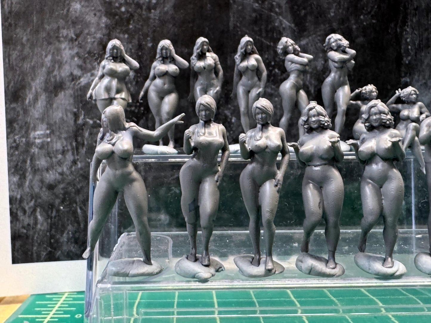 1:64 Miniature Human Figures - Resin / unpainted - great for Dioramas Hot Wheels - Made in the USA LOT 368 - Miniature 1.10
