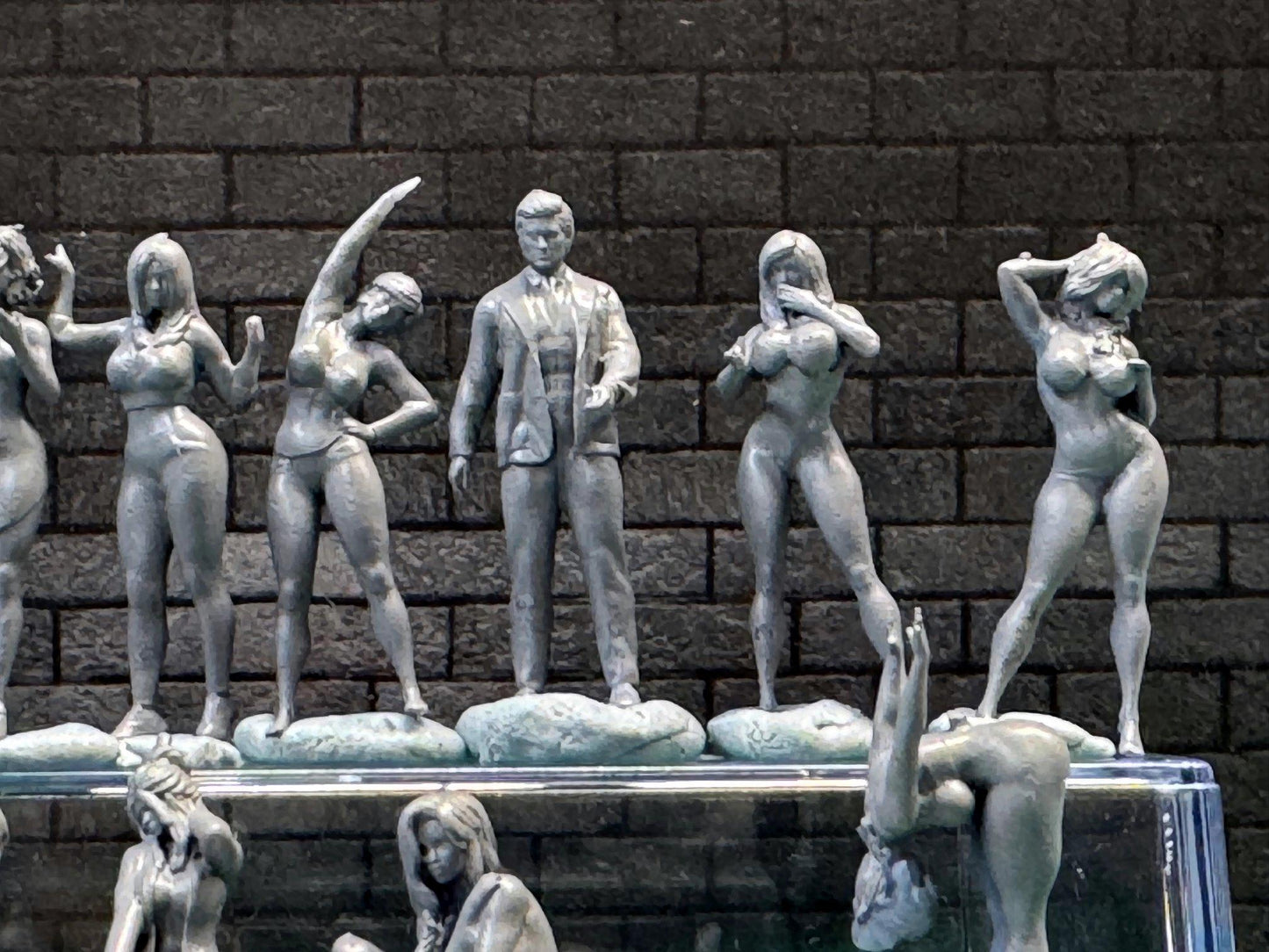 1:64 Miniature Human Figures - Resin / unpainted - great for Dioramas Hot Wheels - Made in the USA LOT 388 - Miniature 1.10