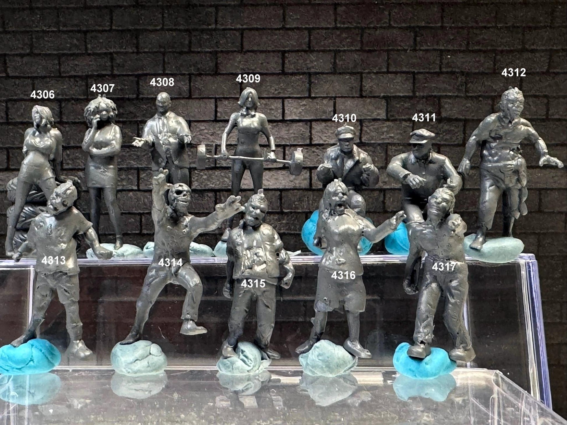 1:64 Miniature Human Figures - Resin / unpainted - great for Dioramas Hot Wheels - Made in the USA LOT 624 - Miniature 1.10