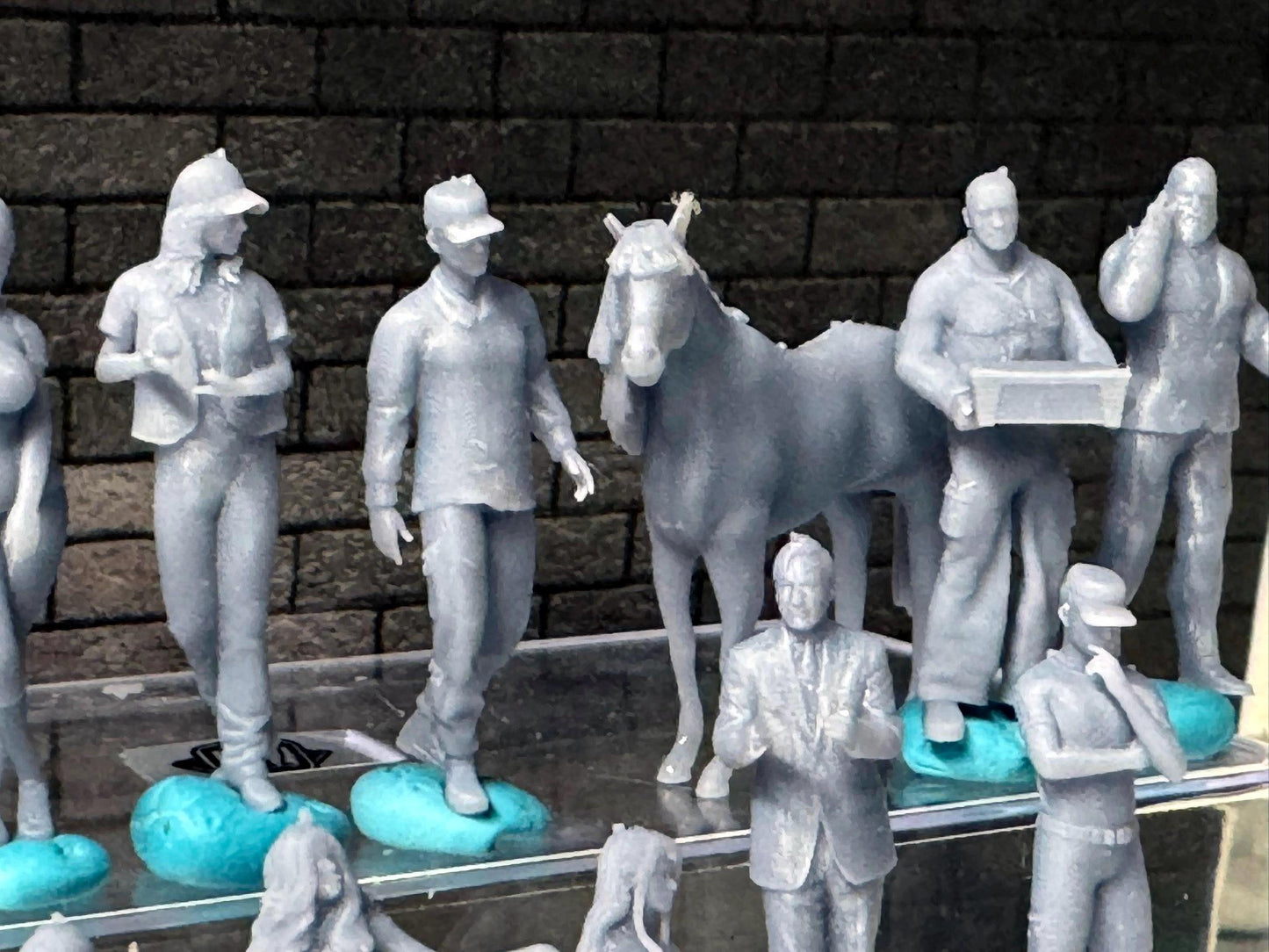 1:64 Miniature Human Figures - Resin / unpainted - great for Dioramas Hot Wheels - Made in the USA LOT 628 - Miniature 1.10