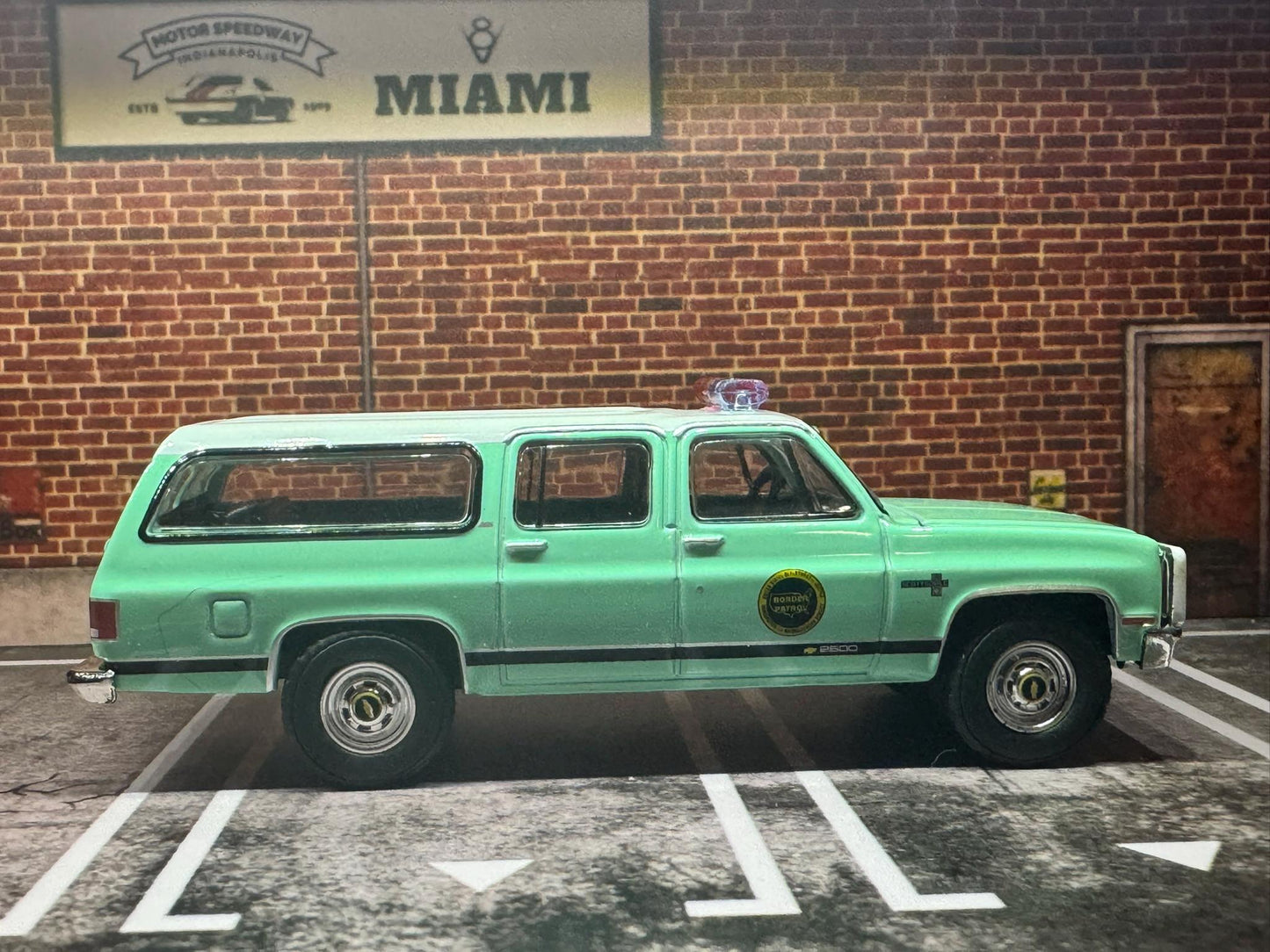 1-64 Scale / S-Scale 1990 Chevy Suburban K20 Scottsdale - Great For Dioramas & Diecast Photography (GL)