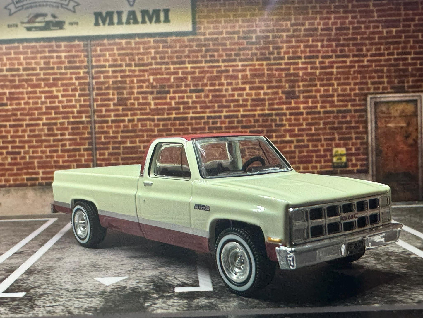 1-64 Scale / S-Scale 1981 GMC Sierra Classic K2500 - Great For Dioramas & Diecast Photography (GL)