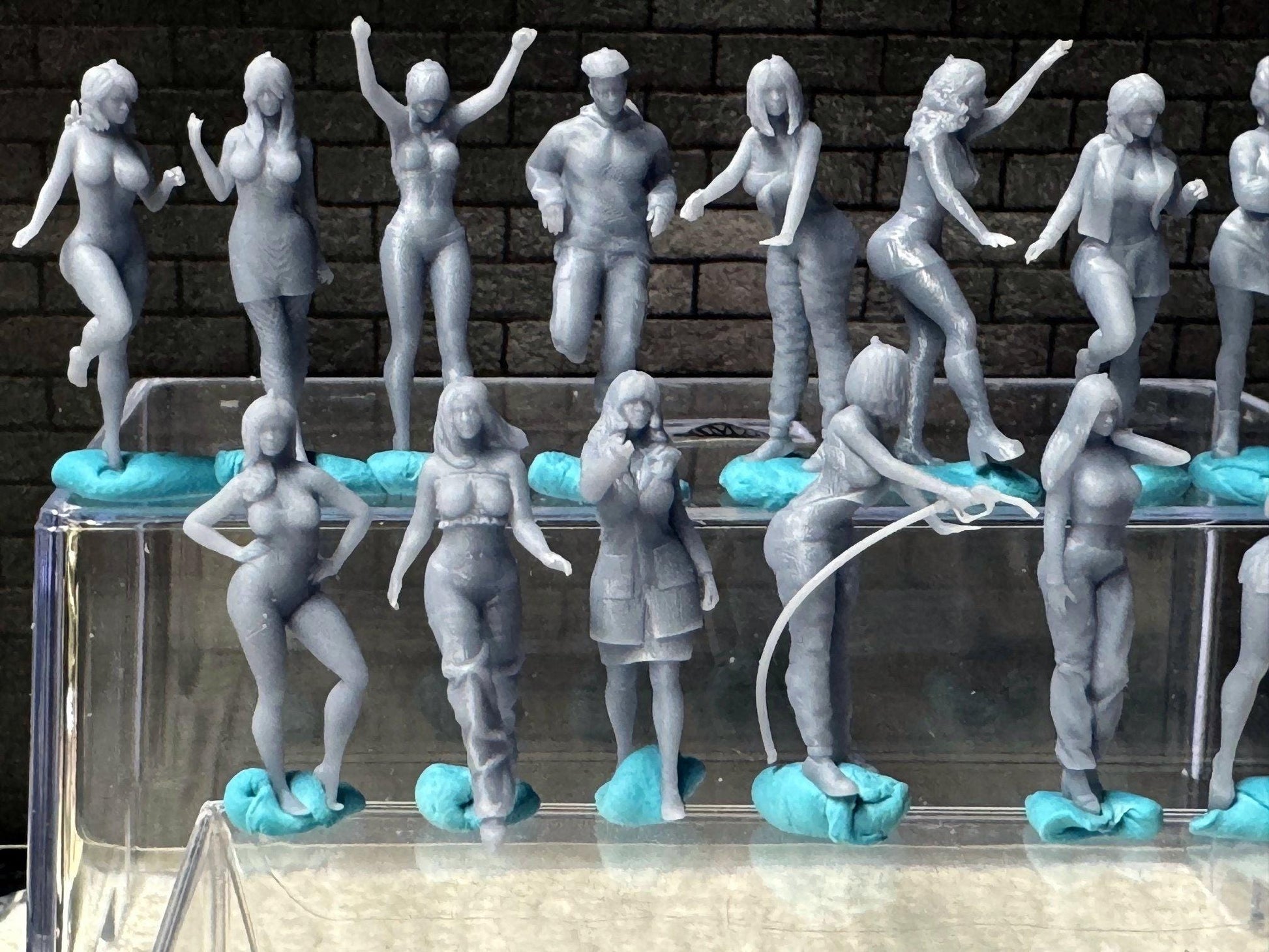 1:64 Miniature Human Figures - Resin / unpainted - great for Dioramas Hot Wheels - Made in the USA LOT 641 - Miniature 1.10