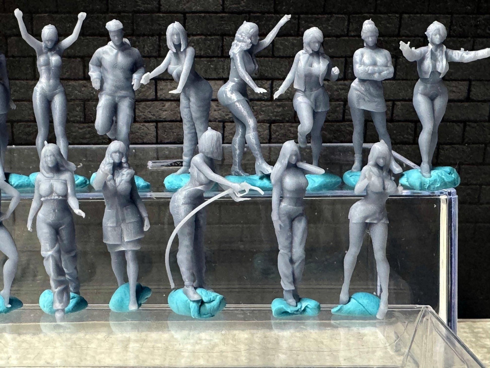 1:64 Miniature Human Figures - Resin / unpainted - great for Dioramas Hot Wheels - Made in the USA LOT 641 - Miniature 1.10