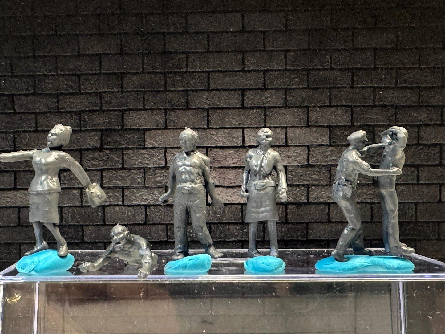 1:64 Miniature Human Figures - Resin / unpainted - great for Dioramas Hot Wheels - Made in the USA LOT 624 - Miniature 1.10