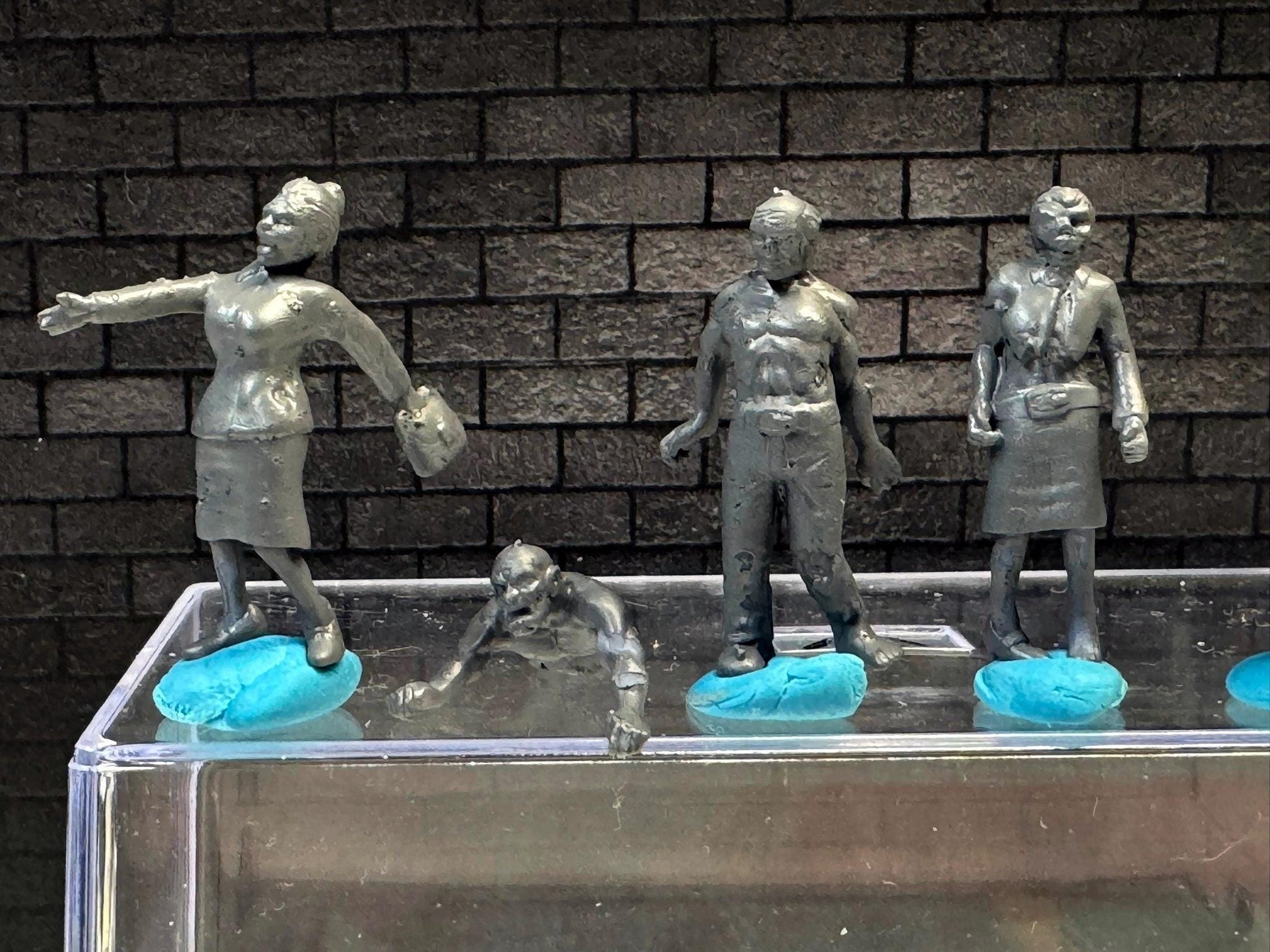 1:64 Miniature Human Figures - Resin / unpainted - great for Dioramas Hot Wheels - Made in the USA LOT 624 - Miniature 1.10