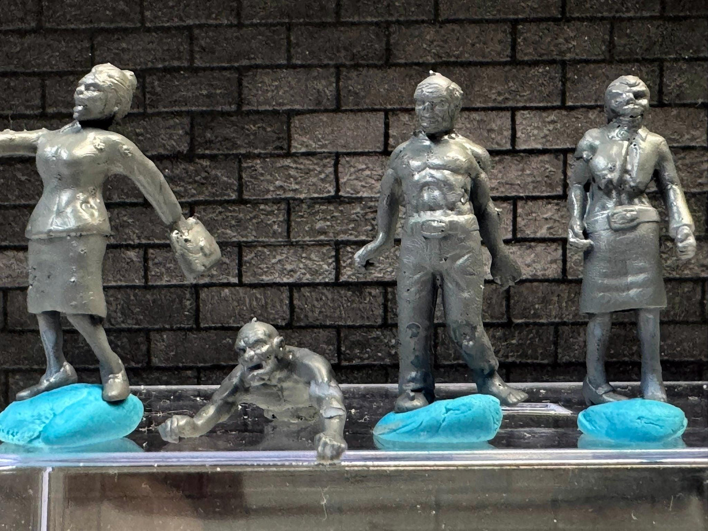 1:64 Miniature Human Figures - Resin / unpainted - great for Dioramas Hot Wheels - Made in the USA LOT 624 - Miniature 1.10