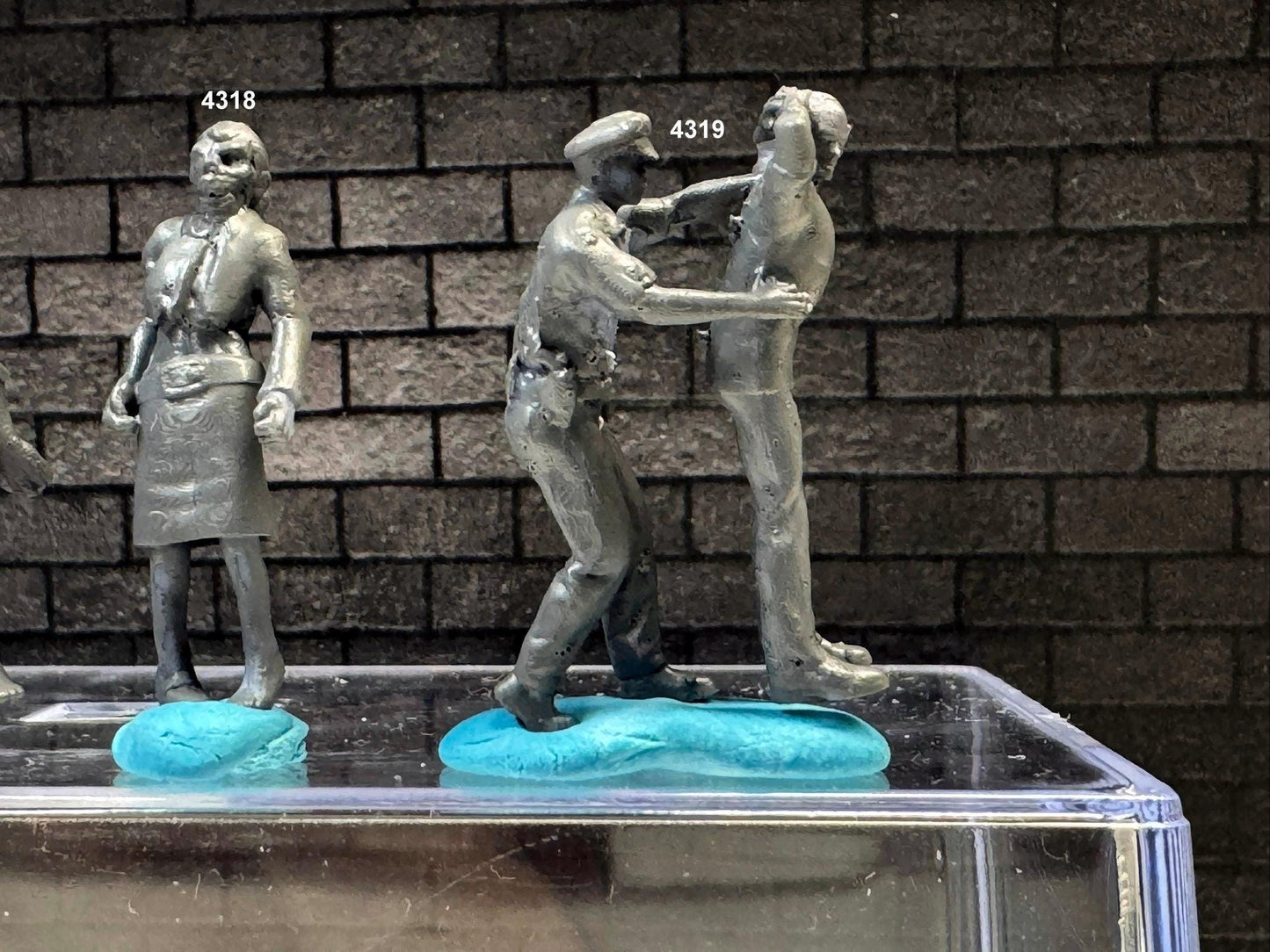 1:64 Miniature Human Figures - Resin / unpainted - great for Dioramas Hot Wheels - Made in the USA LOT 624 - Miniature 1.10