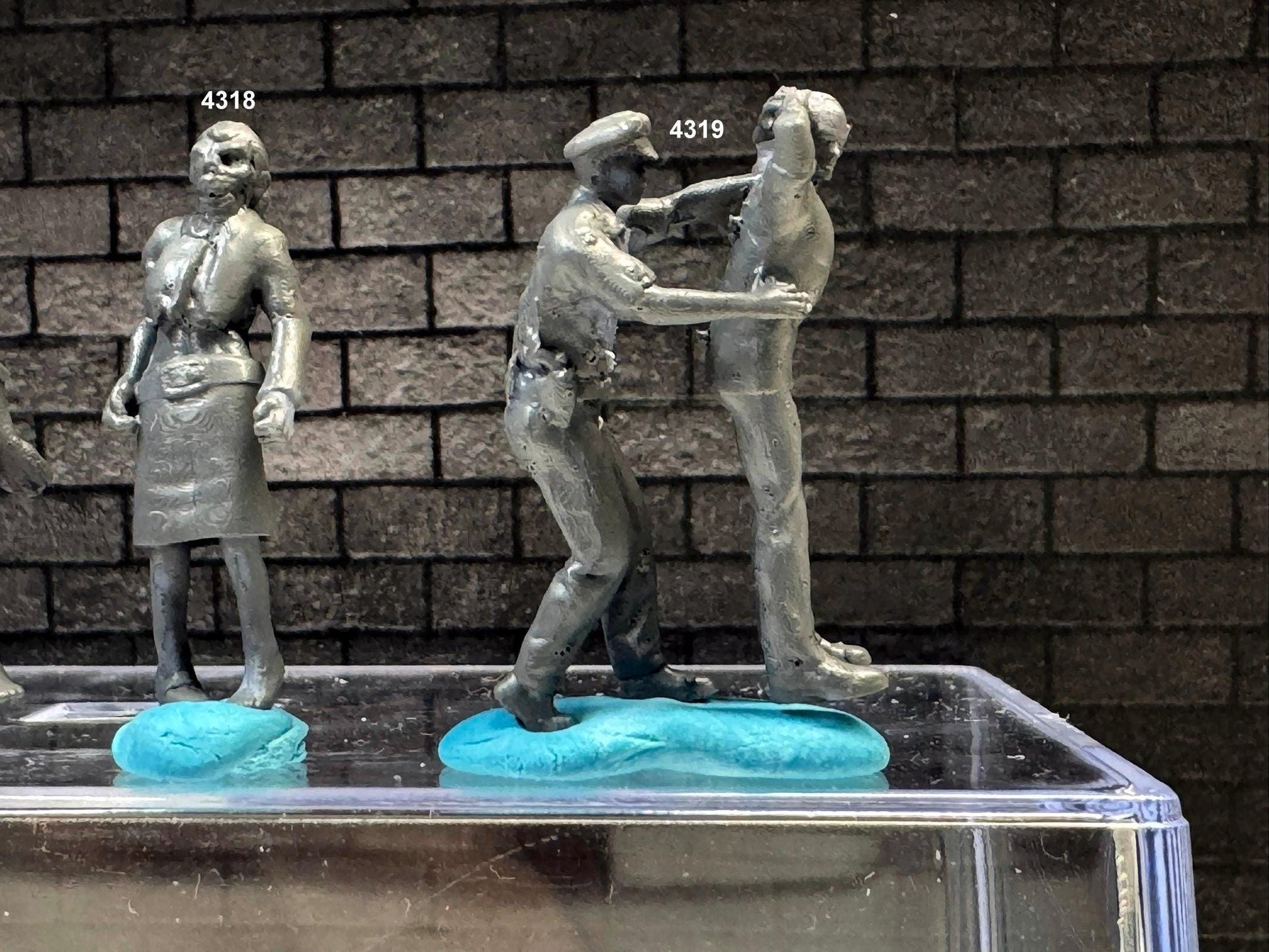 1:64 Miniature Human Figures - Resin / unpainted - great for Dioramas Hot Wheels - Made in the USA LOT 624 - Miniature 1.10
