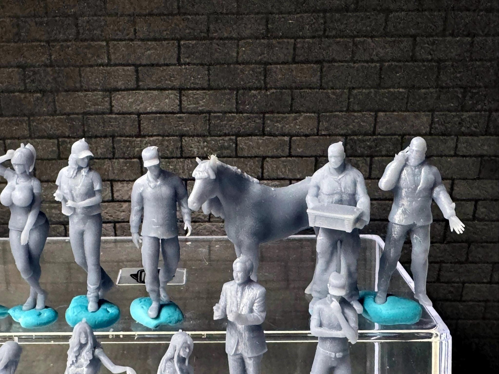 1:64 Miniature Human Figures - Resin / unpainted - great for Dioramas Hot Wheels - Made in the USA LOT 628 - Miniature 1.10