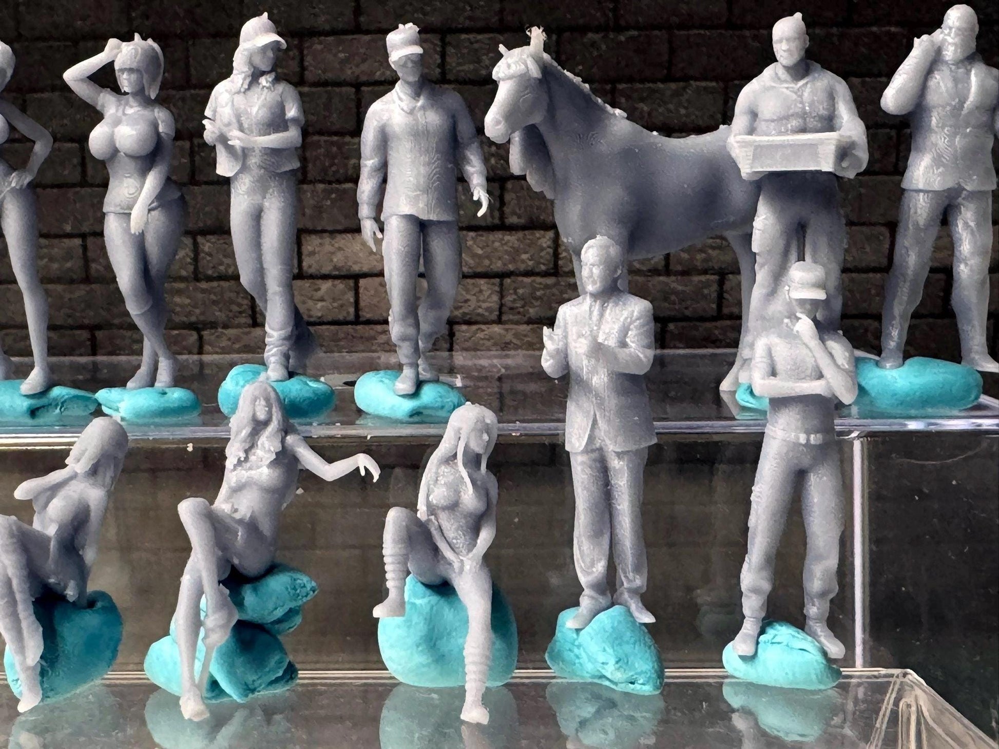 1:64 Miniature Human Figures - Resin / unpainted - great for Dioramas Hot Wheels - Made in the USA LOT 628 - Miniature 1.10