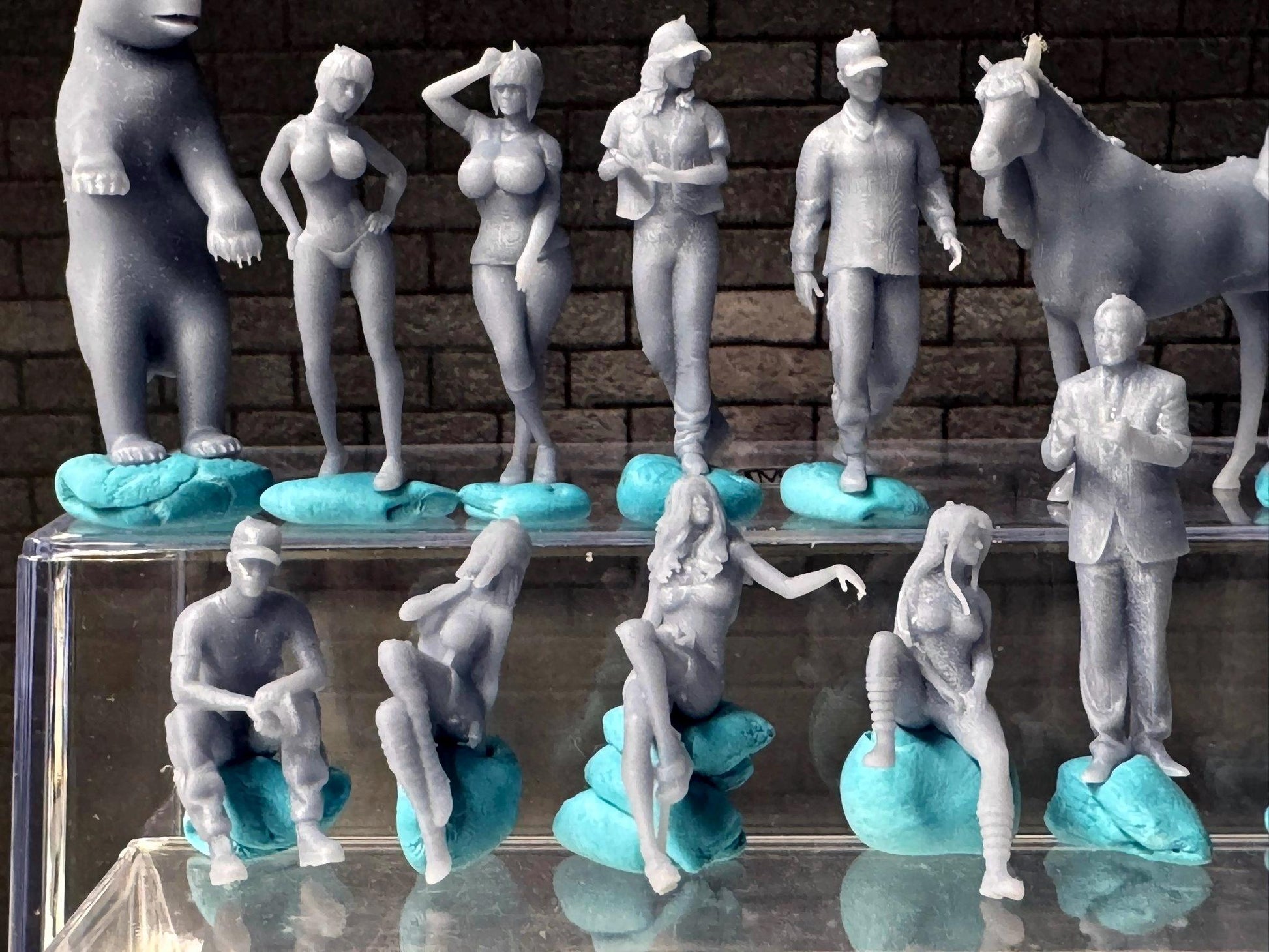 1:64 Miniature Human Figures - Resin / unpainted - great for Dioramas Hot Wheels - Made in the USA LOT 628 - Miniature 1.10