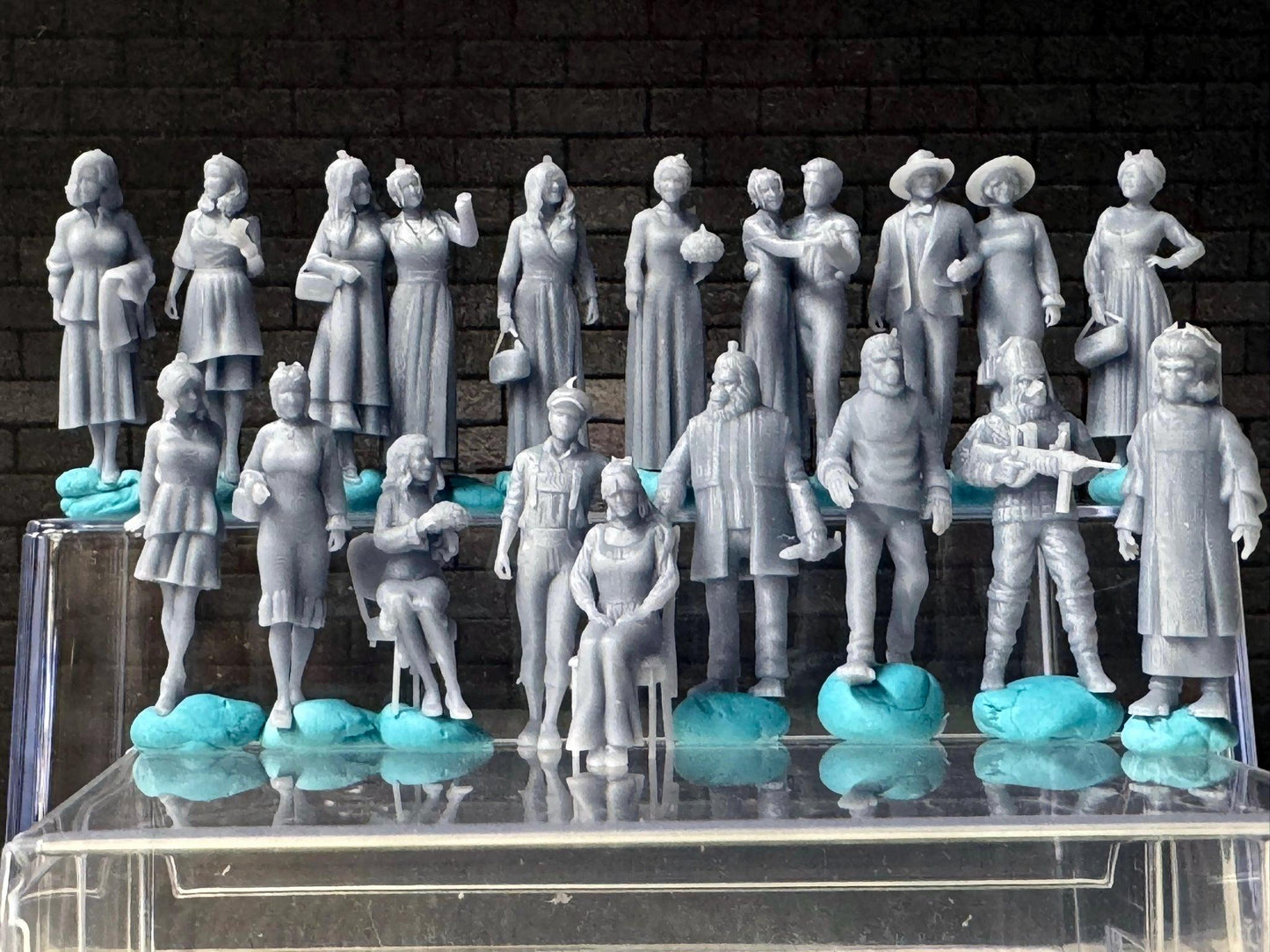 1:64 Miniature Human Figures - Resin / unpainted - great for Dioramas Hot Wheels - Made in the USA LOT 639 - Miniature 1.10