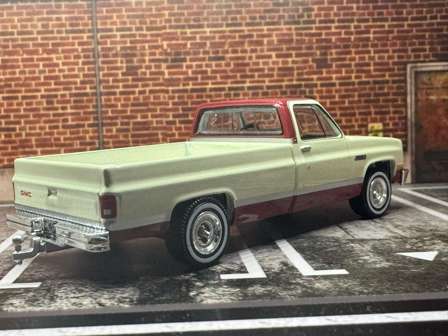 1-64 Scale / S-Scale 1981 GMC Sierra Classic K2500 - Great For Dioramas & Diecast Photography (GL)