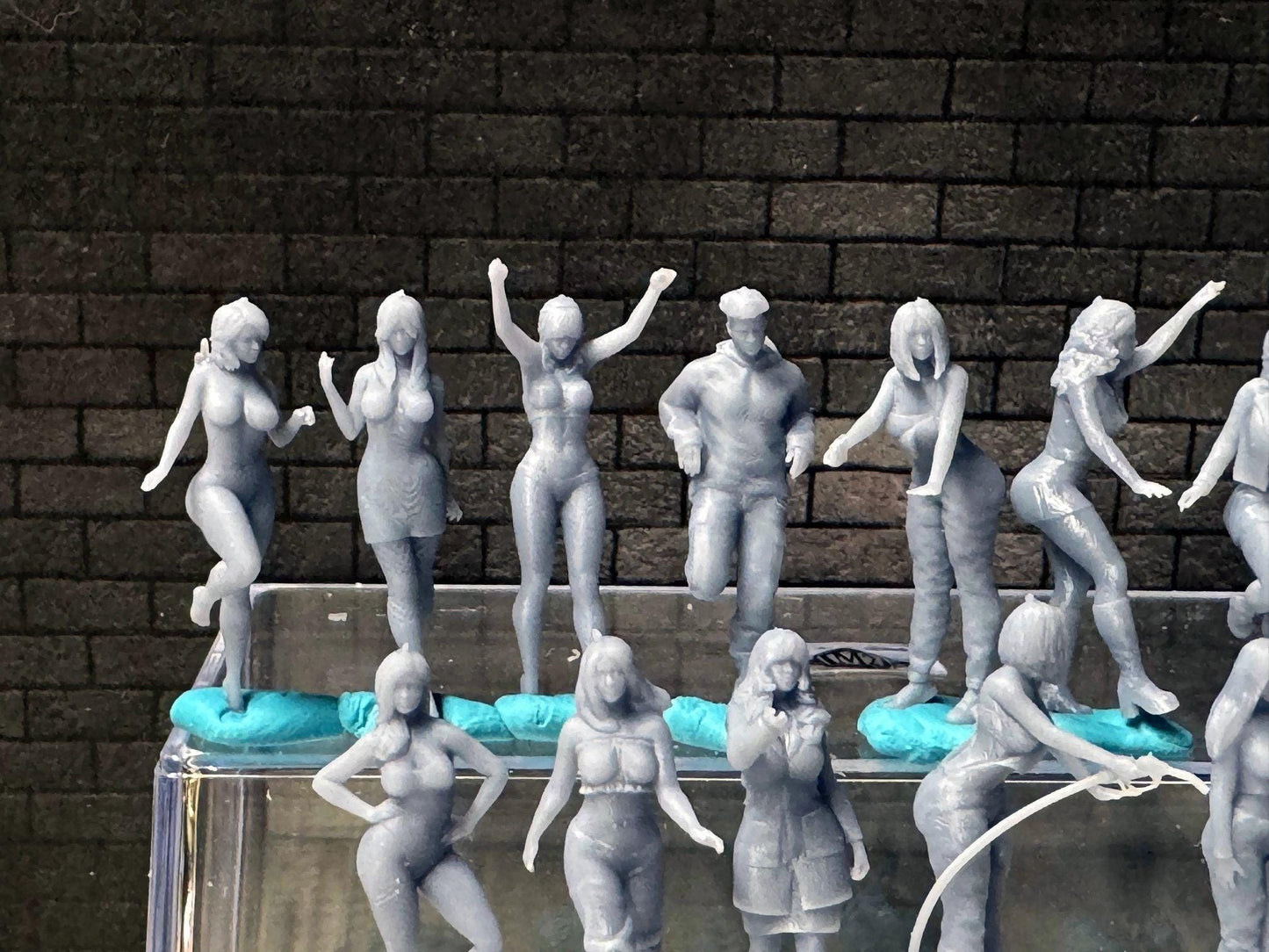1:64 Miniature Human Figures - Resin / unpainted - great for Dioramas Hot Wheels - Made in the USA LOT 641 - Miniature 1.10
