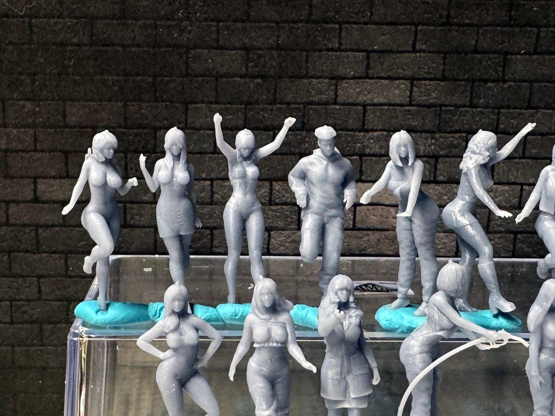 1:64 Miniature Human Figures - Resin / unpainted - great for Dioramas Hot Wheels - Made in the USA LOT 641 - Miniature 1.10