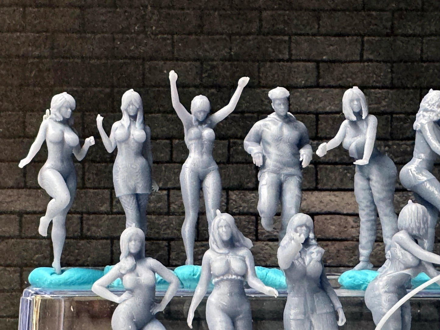 1:64 Miniature Human Figures - Resin / unpainted - great for Dioramas Hot Wheels - Made in the USA LOT 641 - Miniature 1.10