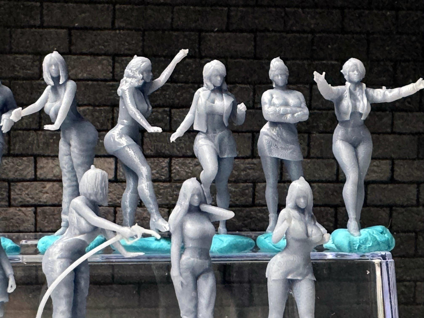 1:64 Miniature Human Figures - Resin / unpainted - great for Dioramas Hot Wheels - Made in the USA LOT 641 - Miniature 1.10