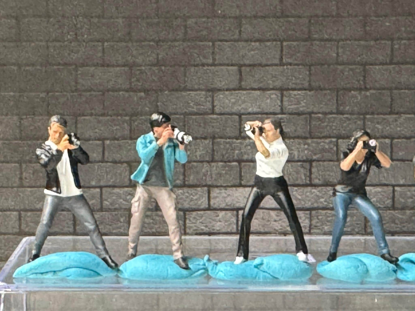 1:64 Miniature Human Figures - Painted SET - great for Dioramas / Hot Wheels - Photographers - Miniatures 1.10" American Diorama