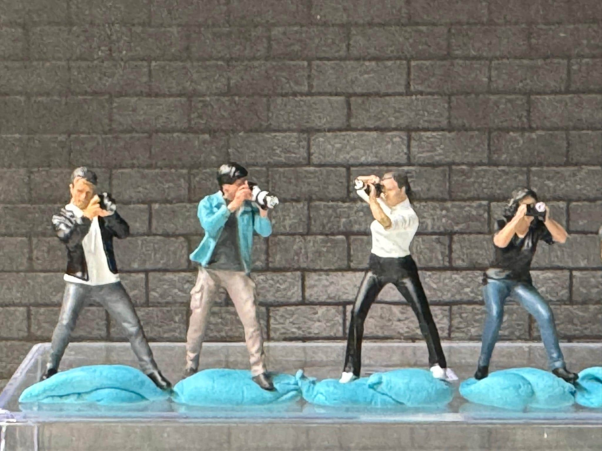 1:64 Miniature Human Figures - Painted SET - great for Dioramas / Hot Wheels - Photographers - Miniatures 1.10" American Diorama