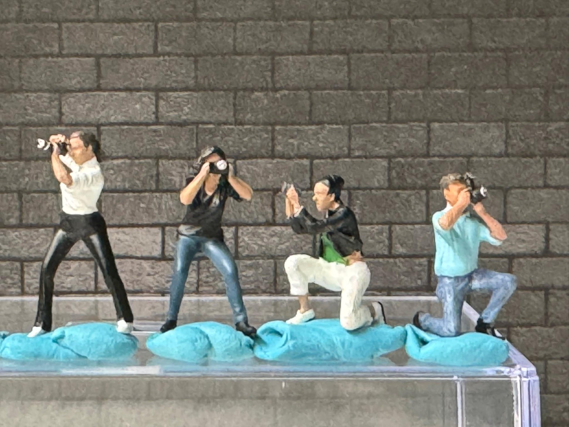 1:64 Miniature Human Figures - Painted SET - great for Dioramas / Hot Wheels - Photographers - Miniatures 1.10" American Diorama