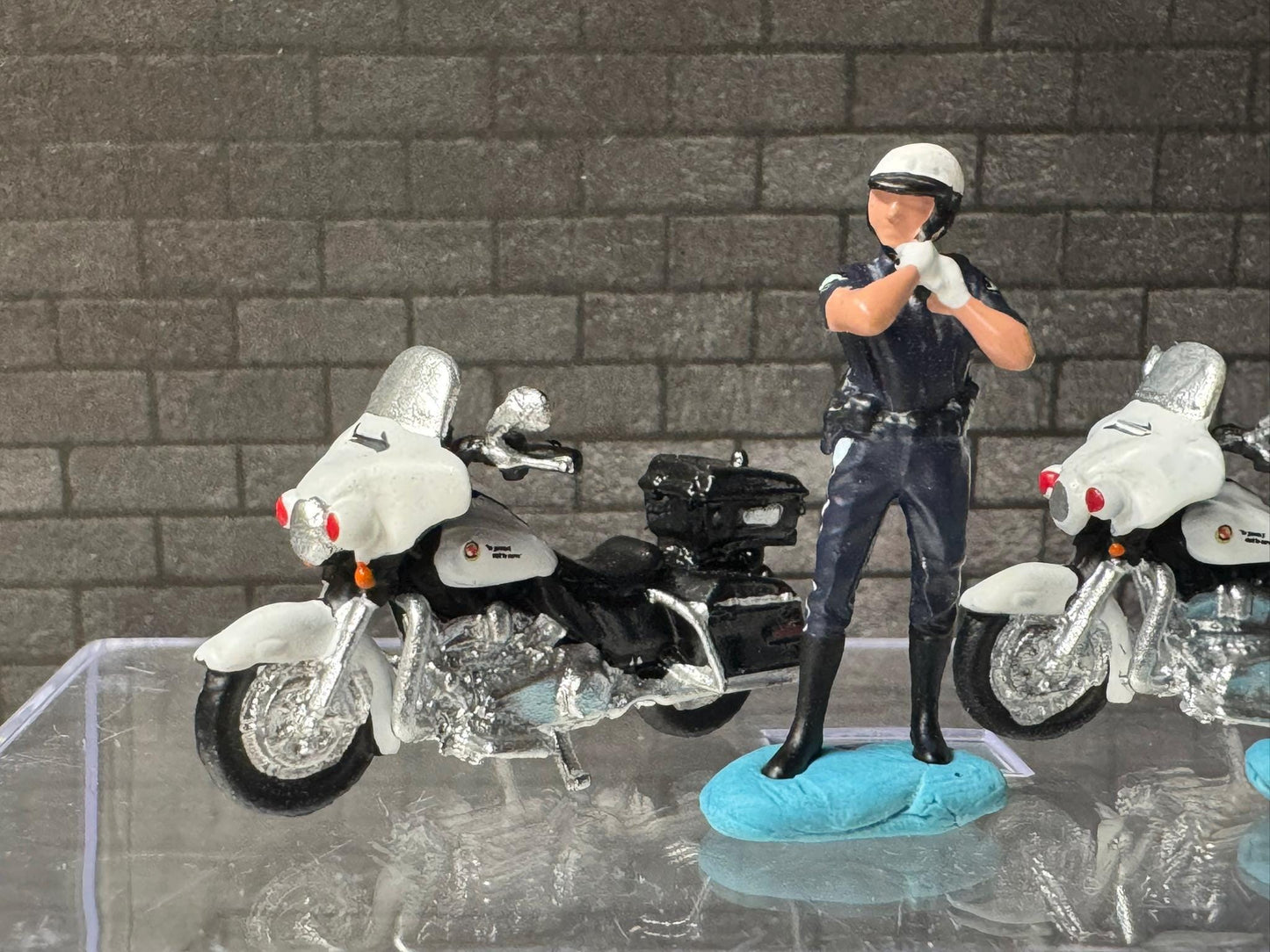 1:64 Miniature Human Figures - Painted SET - great for Dioramas / Hot Wheels - Cops and Motorcycles - Miniatures 1.10" American Diorama