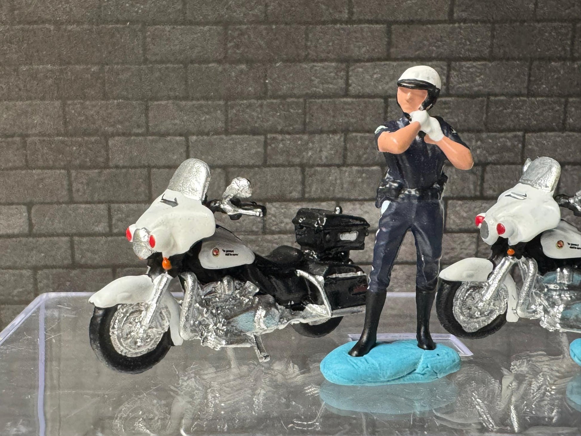 1:64 Miniature Human Figures - Painted SET - great for Dioramas / Hot Wheels - Cops and Motorcycles - Miniatures 1.10" American Diorama