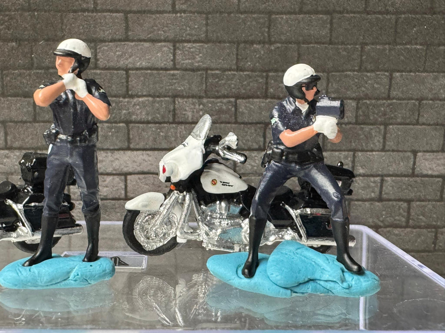 1:64 Miniature Human Figures - Painted SET - great for Dioramas / Hot Wheels - Cops and Motorcycles - Miniatures 1.10" American Diorama