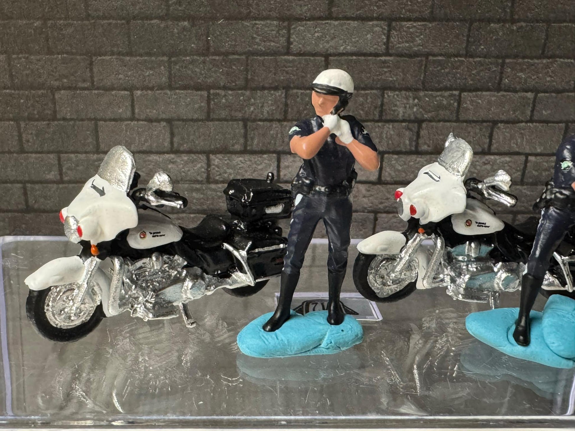 1:64 Miniature Human Figures - Painted SET - great for Dioramas / Hot Wheels - Cops and Motorcycles - Miniatures 1.10" American Diorama