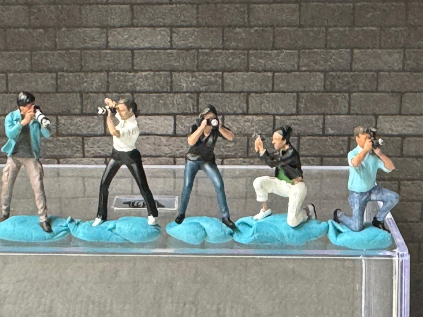 1:64 Miniature Human Figures - Painted SET - great for Dioramas / Hot Wheels - Photographers - Miniatures 1.10" American Diorama