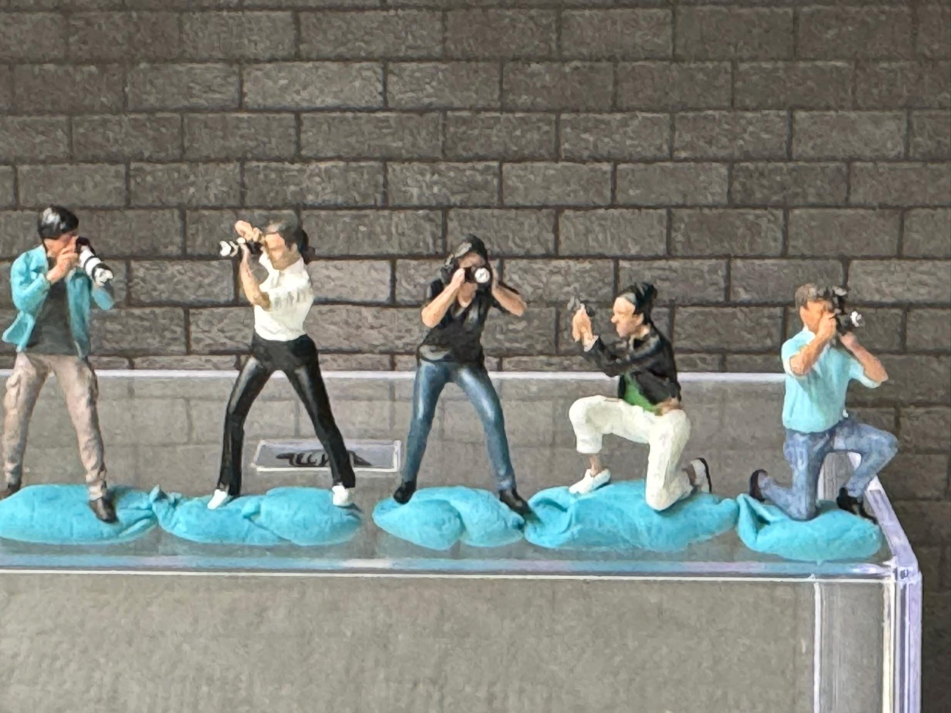 1:64 Miniature Human Figures - Painted SET - great for Dioramas / Hot Wheels - Photographers - Miniatures 1.10" American Diorama