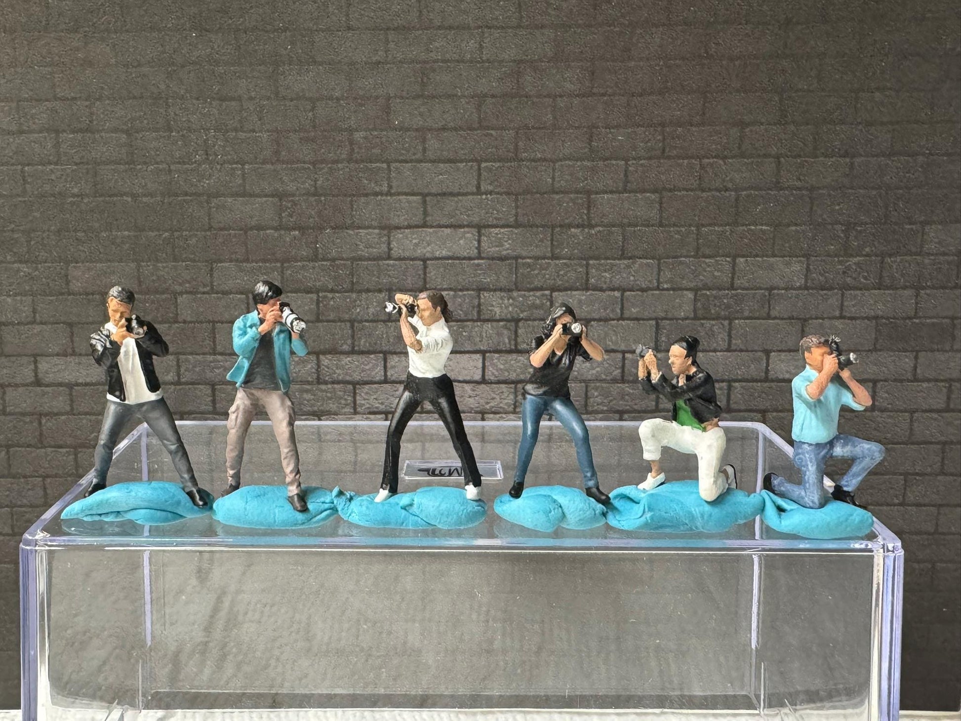 1:64 Miniature Human Figures - Painted SET - great for Dioramas / Hot Wheels - Photographers - Miniatures 1.10" American Diorama