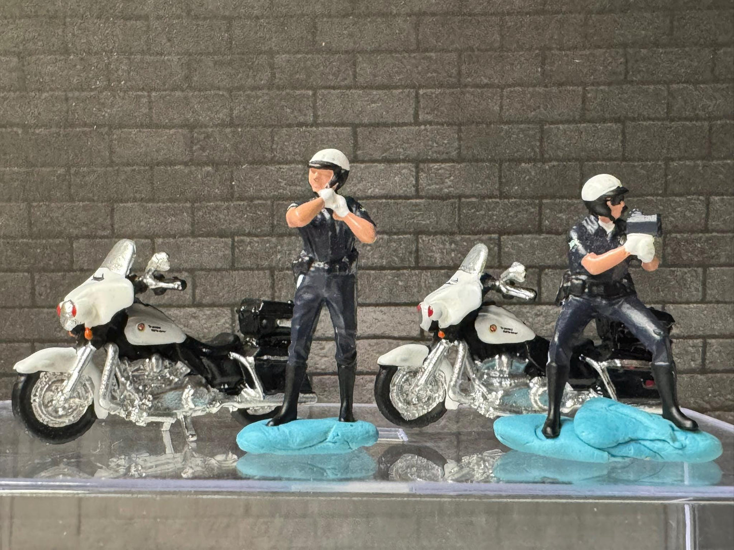 1:64 Miniature Human Figures - Painted SET - great for Dioramas / Hot Wheels - Cops and Motorcycles - Miniatures 1.10" American Diorama