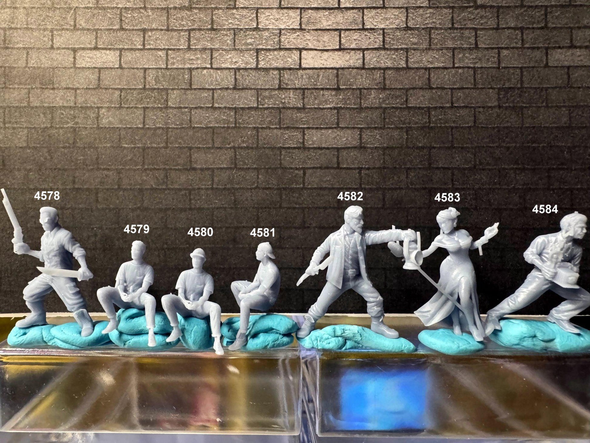 Double G 1:64 Miniature Human Figures - 3D Printed - Unpainted - great for Dioramas - Made in the USA LOT 635 Miniature 1.10